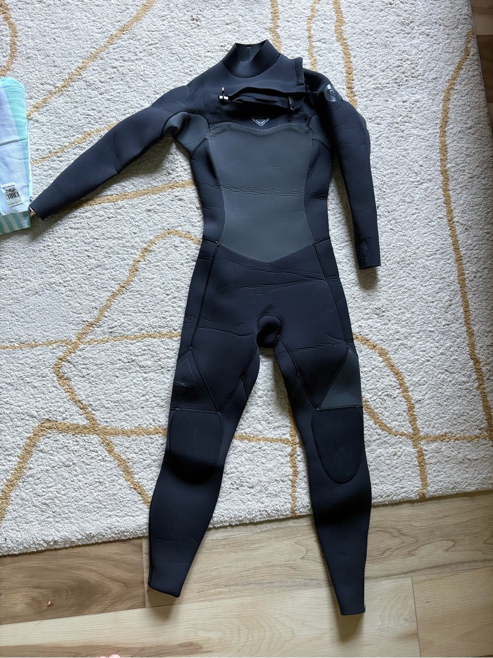 Roxy Black Full-Body Women’s Wetsuit